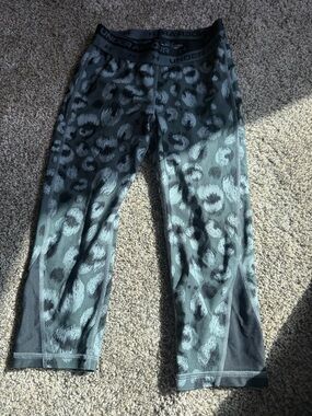 Under Armour Girls' Gray & Black Leopard Capri Leggings
